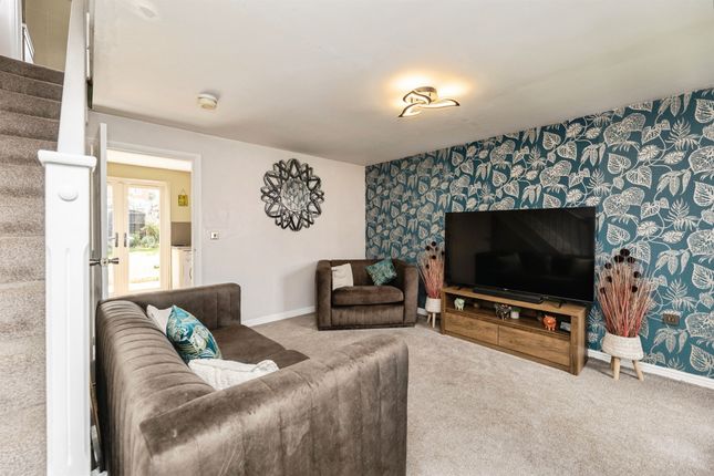 5, Hallcroft Gardens, Barnsley photo 3