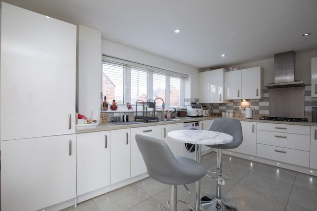 12 Castle Way, Newport photo 3