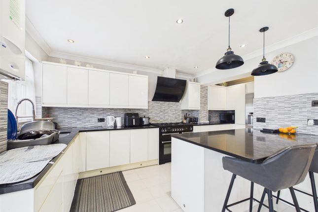 5, Rutherwick Rise, Coulsdon photo 2