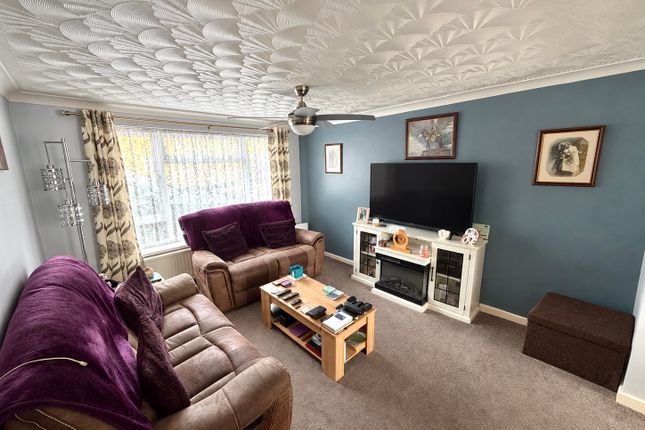 32, Falcon Road, Barry photo 2