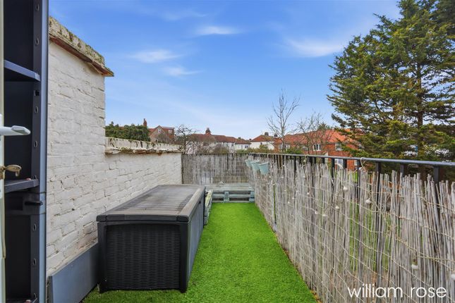 16, Roxwell Way, Woodford Green photo 4