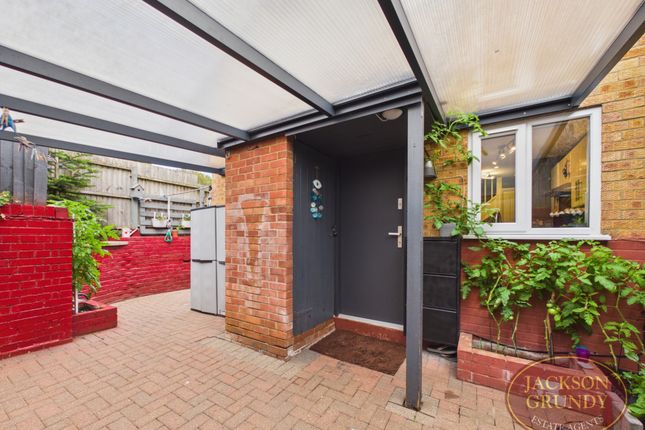 3, Winnington Close, Northampton photo 2