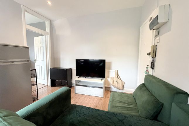 Flat 3, 39, Brighton Road, Purley photo 3