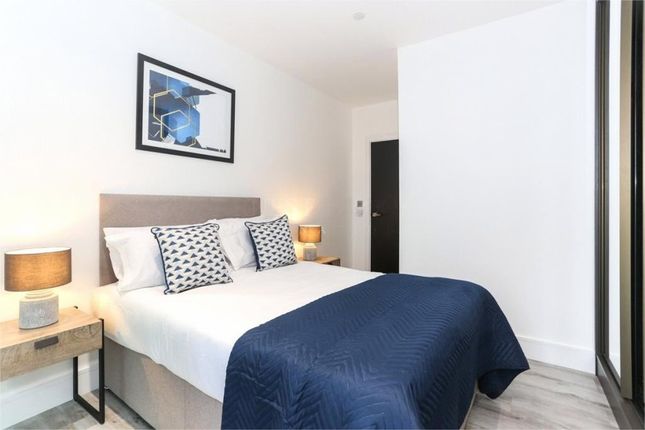Flat 3406, Icon Tower, London photo 3
