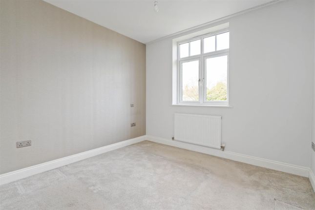 Flat to rent in Manor Road, Solihull