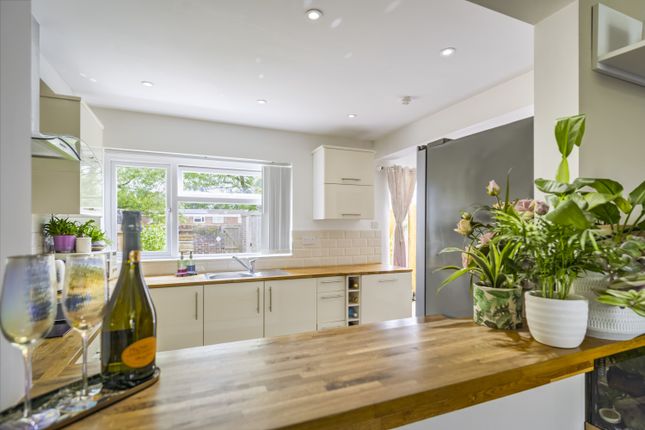 19, Deerhurst Way Toothill, Swindon photo 4