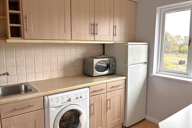 28, Deerhurst Close, Feltham photo 4
