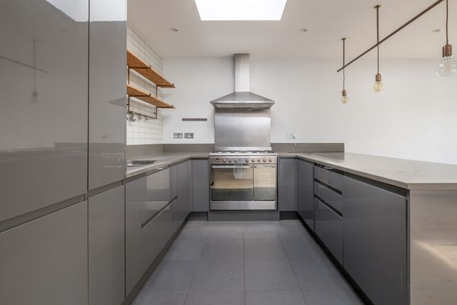 191, Burntwood Lane, London photo 3