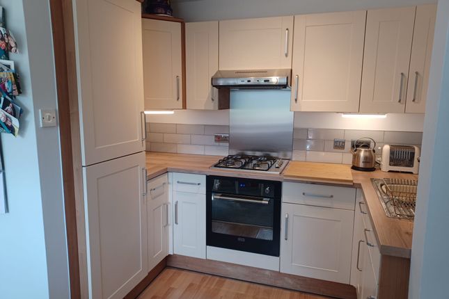18, Coates Dell, Watford photo 2