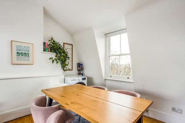 Flat to rent in Upper Street, London