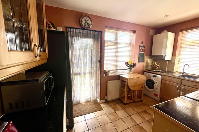 11a, Cheshire Gardens, Chessington photo 3