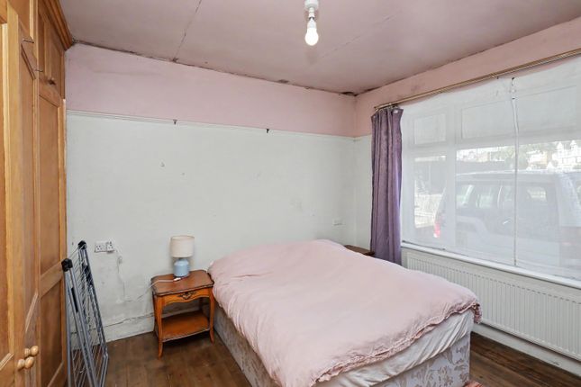 10, Loughton photo 4