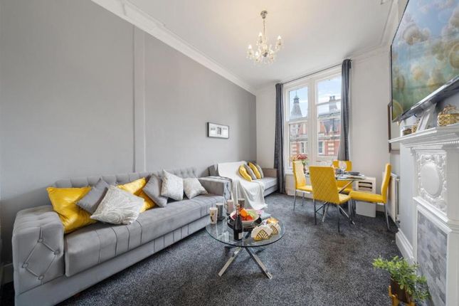 Flat to rent in Oxford Street, London