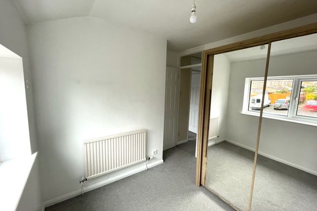 82, Ridge Nether Moor, Swindon photo 4