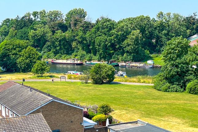 24, Thames Court, West Molesey photo 4
