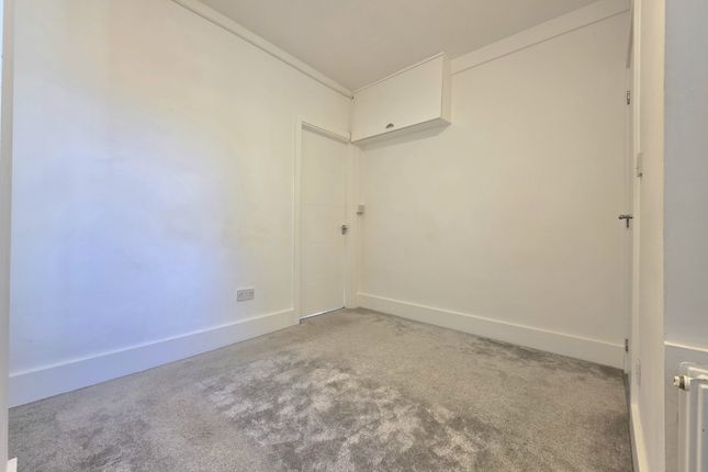 Flat 3, 15 Vaughan Road, London photo 5