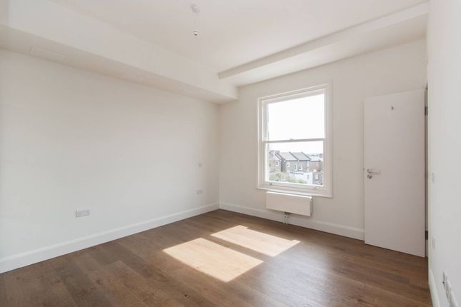Flat to rent in Churchfield Road, Acton, London