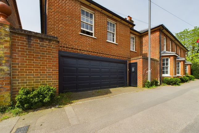Thumbnail Flat to rent in Aylesbury End, Beaconsfield, Buckinghamshire