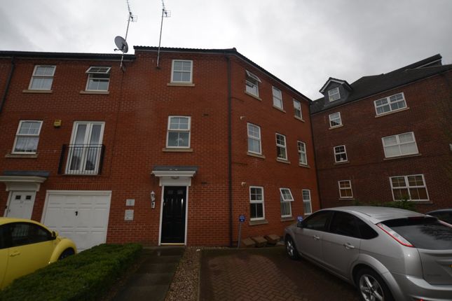 Flat to rent in Montvale Gardens, Leicester LE4