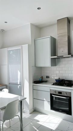Flat 47 Flanders Mansions, Flanders Road, London photo 4