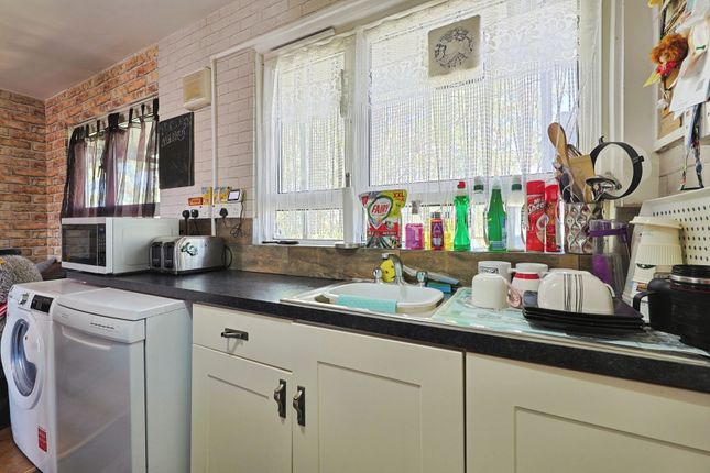Flat 44 Sharp House, 6, Heather Close, London photo 4