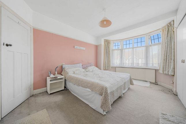 10 Cranmore Avenue, Isleworth photo 4