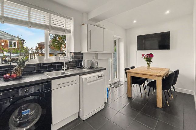 10 Buckingham Avenue, Manchester photo 3