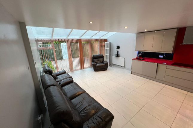9, Acorn Close, London photo 5