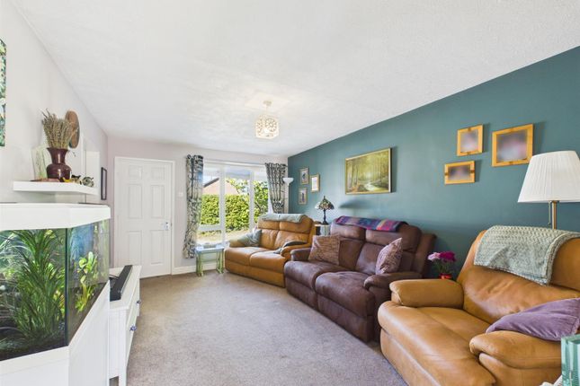 10, Hillary Close, Aylesbury photo 4