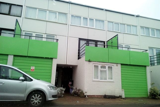 Caernarvon Close, Mitcham photo 5