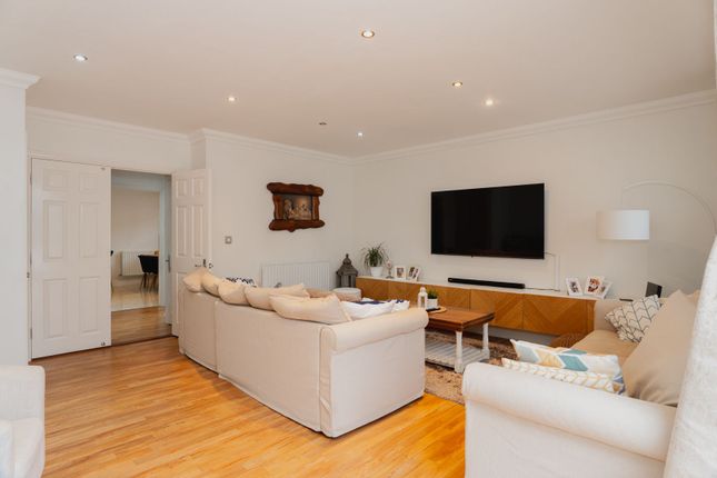 6 Grosvenor Mews, Epsom photo 2