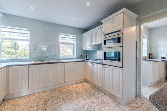 16, Shadwell Park Drive, West Yorkshire photo 2