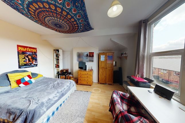 A Spacious And Bright Large Double Bedroom Featuri...