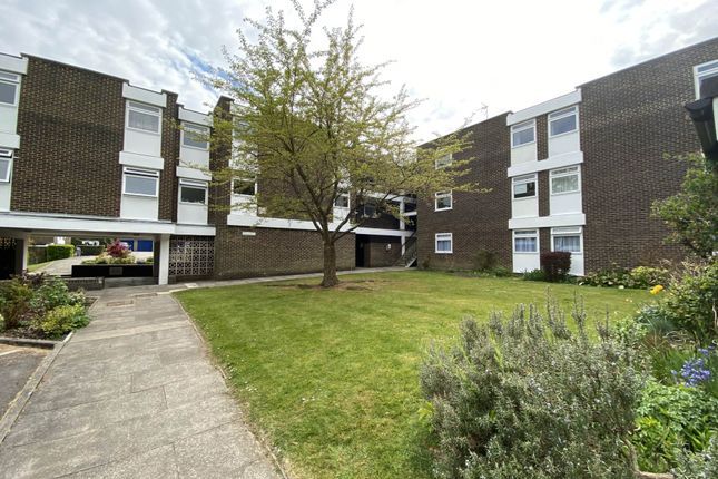 Flat to rent in Red Road, Borehamwood