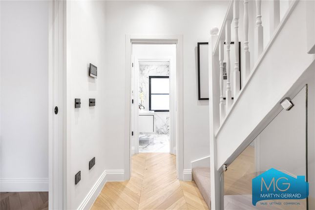 Terraced house for sale in Queens Avenue, Finchley Central, London