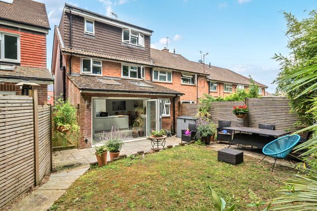 55, Hullmead, Guildford photo 4