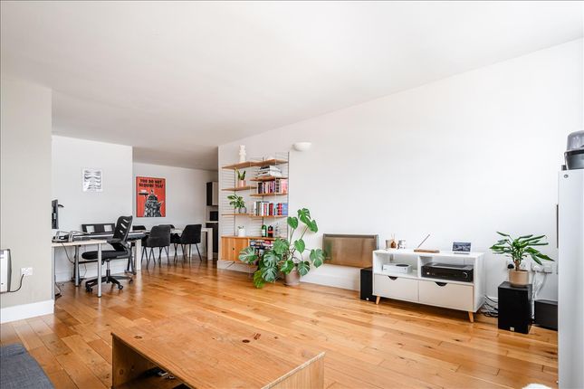 Flat 301, 49 Hacon Square, Richmond Road, London Fields photo 3
