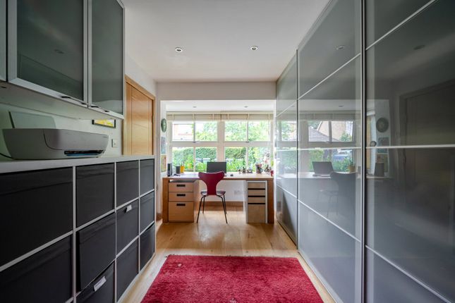 18, Biggin Hill Close, Kingston Upon Thames photo 4