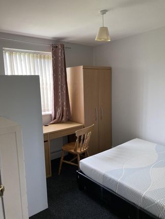 Thumbnail Shared accommodation to rent in Aspen Grove, Aldershot, Hampshire