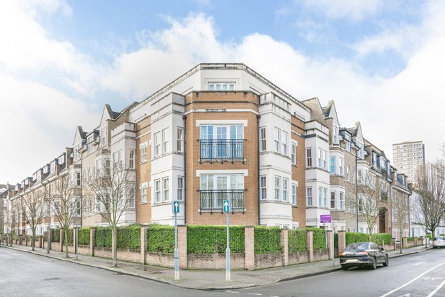 Flat to rent in Wendle Square, Battersea