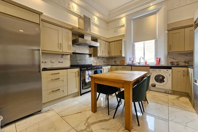 Kitchen?Dining Space