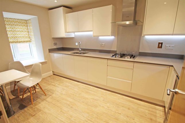 5, Landau Close, Pease Pottage photo 4