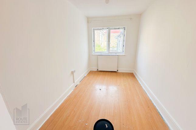 Thumbnail Room to rent in Hoe Lane, Enfield