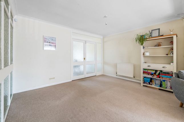 12, Howard Gardens, Surrey photo 4