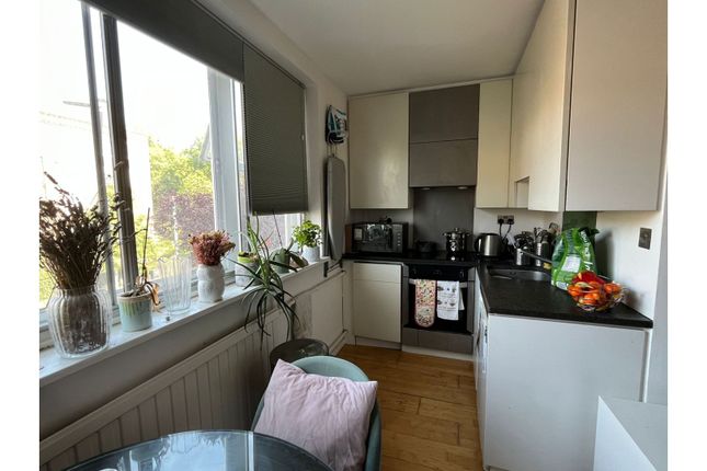Flat 32/Rothesay Court, Harleyford Street, London photo 4