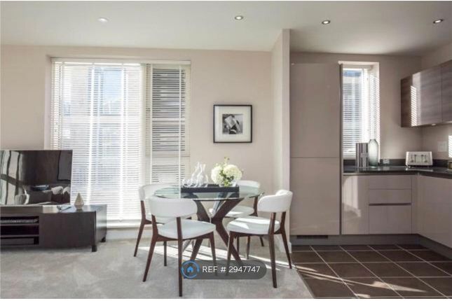 Flat, Garrison Heights Henry Darlot Drive, London photo 2