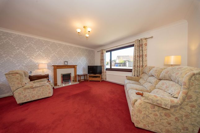 3 Jacklin Green, Livingston photo 2