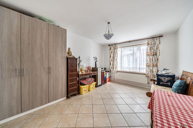 Flat 4, Oakdale Court Fortnam Road, London photo 2
