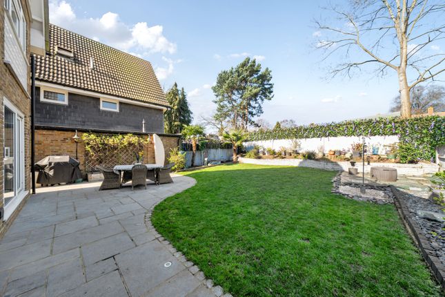 9, Fox Close, Weybridge photo 2
