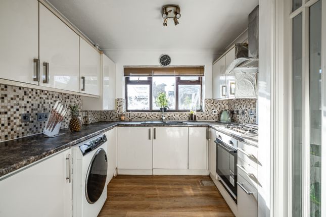 12, SAFFRON CLOSE, CROYDON photo 4